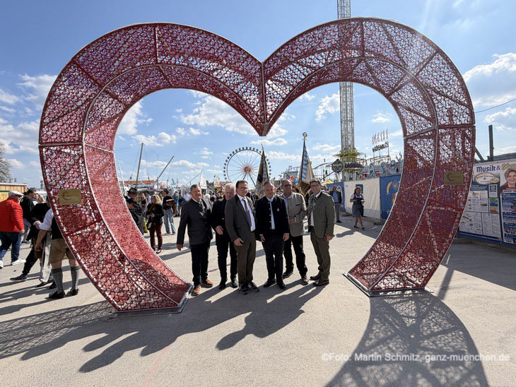 Fr&uuml;hlingsfest M&uuml;nchen 2026 mit riesigem Selfie Herzen am Haupteingang (&copy;Foto: Martin Schmitz) 